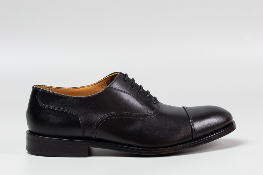 Eduard Black Men's Oxford Shoe in Black Leather, Side View