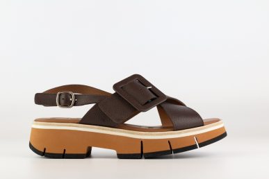 Sandalia de mujer marrón en piel con tiras cruzadas, hebilla y plataforma