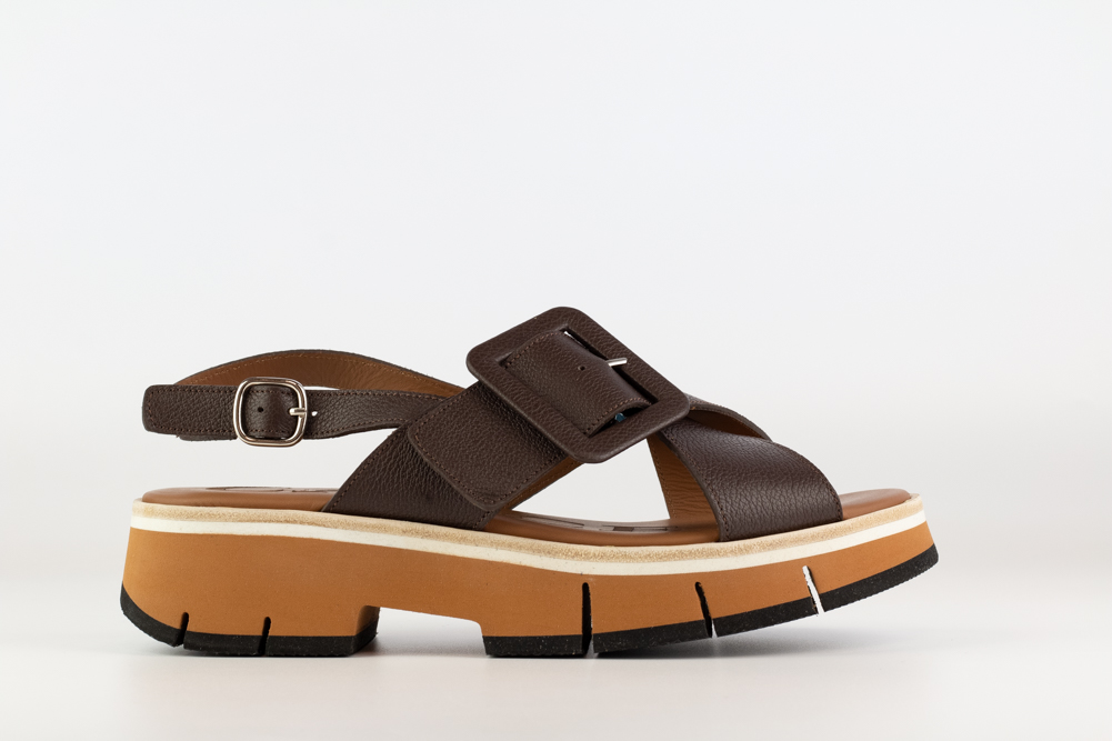 Sandalia de mujer marrón en piel con tiras cruzadas, hebilla y plataforma