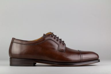 Zapato de hombre marrón en piel con cordones y puntera recta