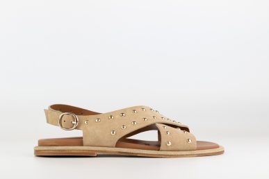 Sandalia de mujer camel en serraje con tiras cruzadas y tachuelas doradas