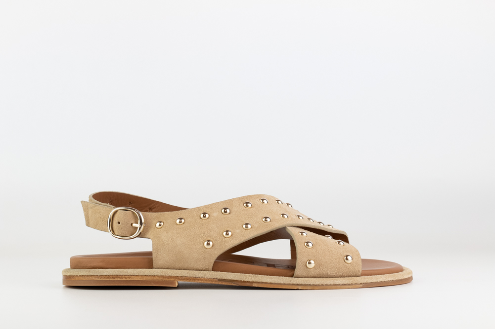 Sandalia de mujer camel en serraje con tiras cruzadas y tachuelas doradas