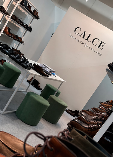 nterior del stand de Calce en MICAM Milano con exposición de calzado