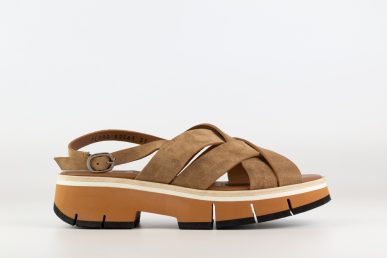 Sandalia de mujer marrón en serraje con tiras cruzadas y plataforma