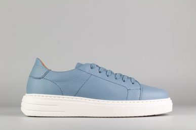 Zapatilla de hombre Luca Blue en piel azul claro vista lateral