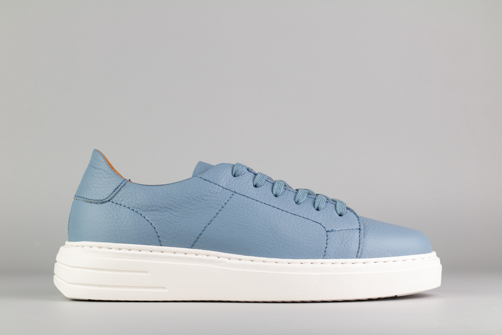 Luca_Blue-1 Zapatilla de hombre Luca Blue en piel azul claro vista lateral