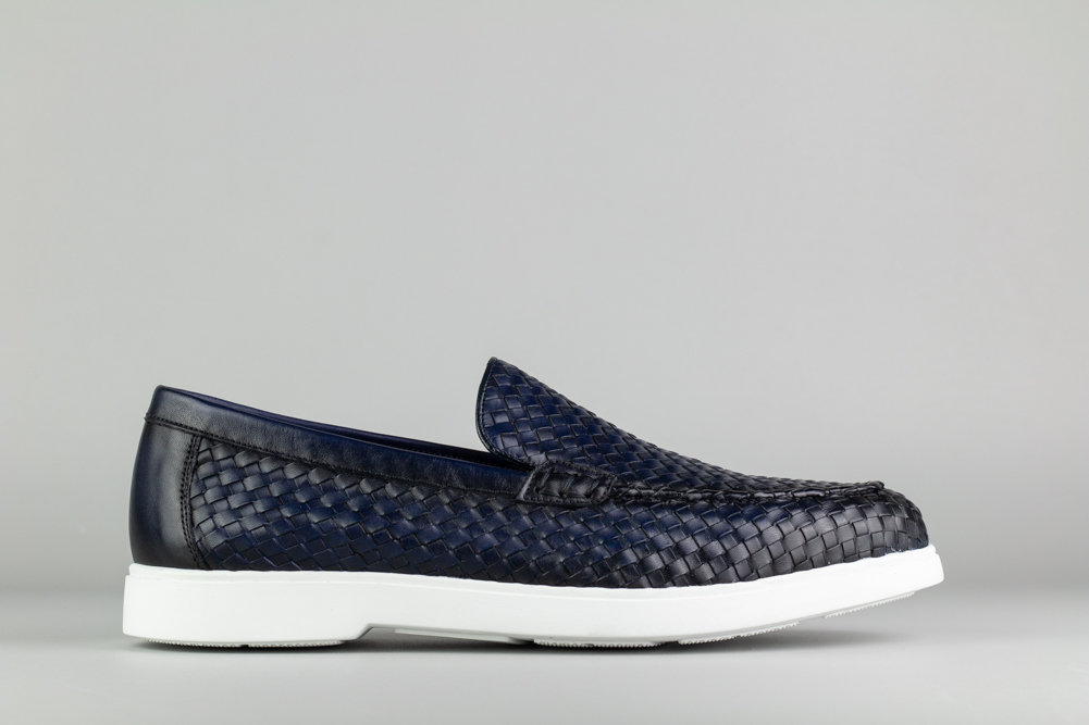 Mocasín de hombre Portofino Blue en piel trenzada azul marino con suela blanca