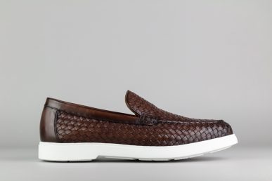 Mocasín de hombre Portofino Brown en piel trenzada marrón con suela blanca